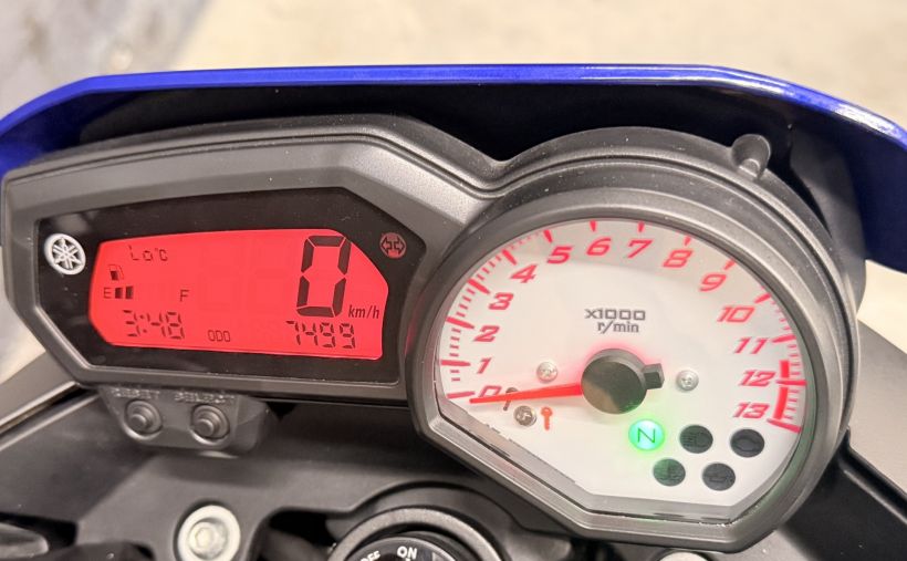 YAMAHA FZ8 R 27