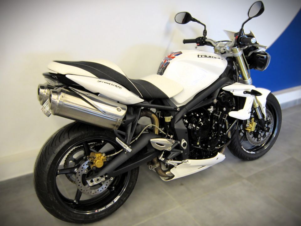 TRIUMPH STREET TRIPLE 675 6