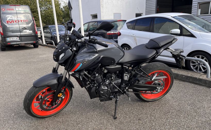 YAMAHA MT-07 6