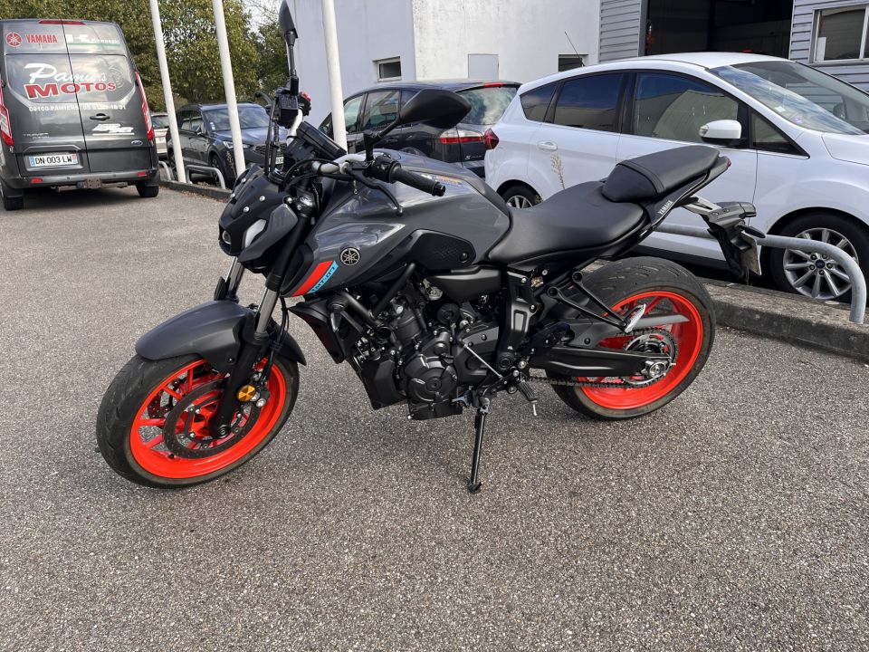 YAMAHA MT-07 6