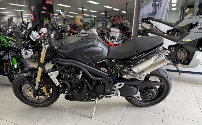TRIUMPH SPEED TRIPLE 1050 2