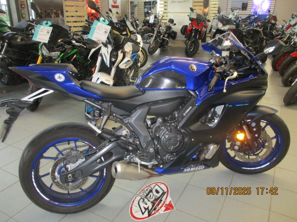 YAMAHA YZF-R7 30