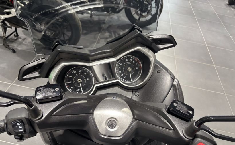 YAMAHA X-MAX 125 10
