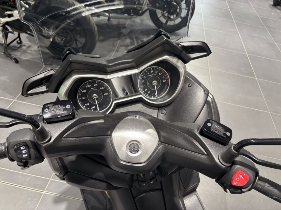 YAMAHA X-MAX 125 10