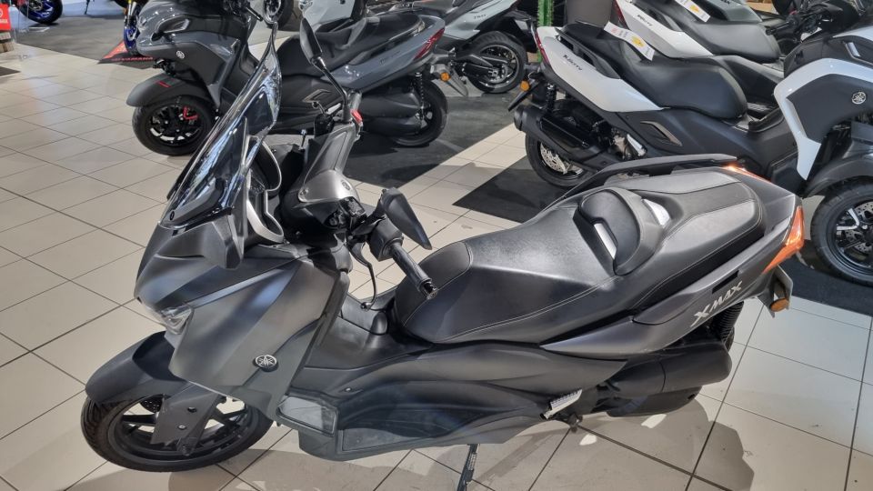 YAMAHA XMAX 125 3