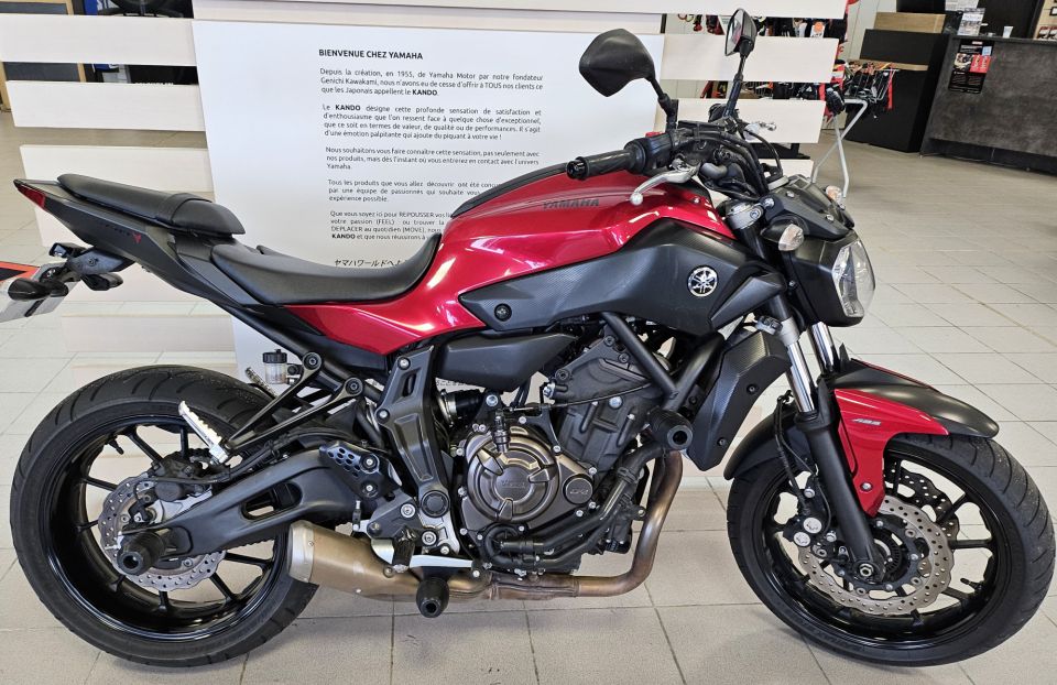 YAMAHA MT-07 4