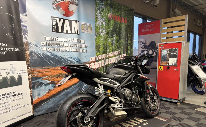 TRIUMPH STREET TRIPLE 765 RS 2