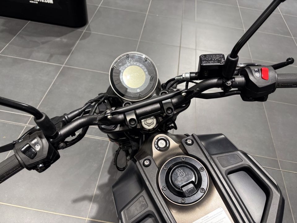 HUSQVARNA SVARTPILEN 125 ABS 10