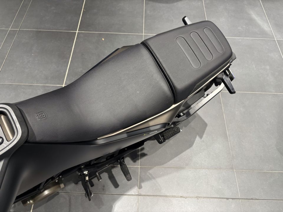 HUSQVARNA SVARTPILEN 125 ABS 15