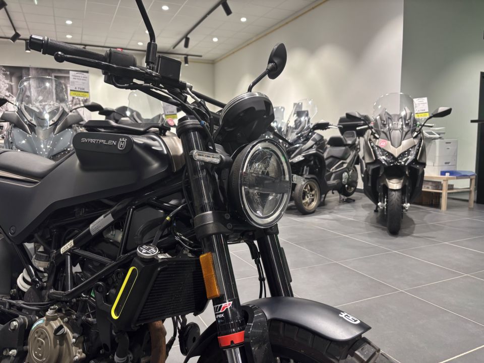 HUSQVARNA SVARTPILEN 125 ABS 20