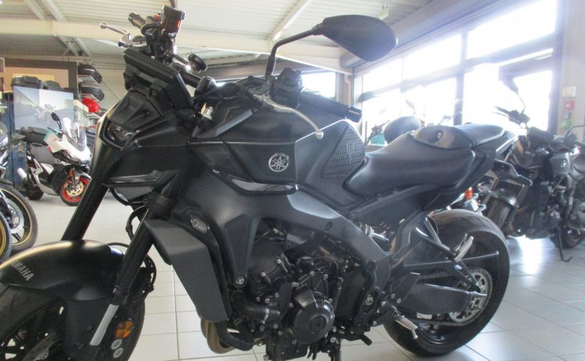 YAMAHA MT-09 4