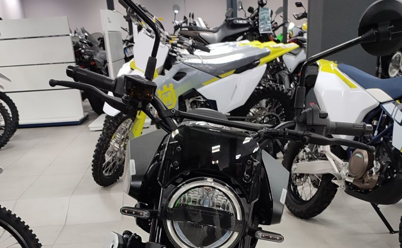 HUSQVARNA SVARTPILEN 801 2