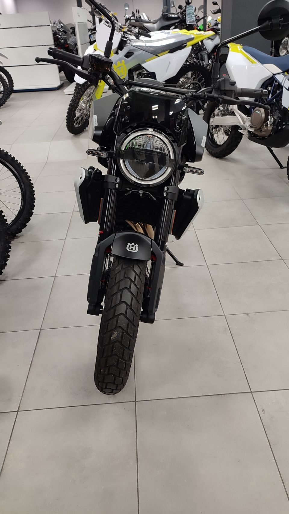 HUSQVARNA SVARTPILEN 801 18