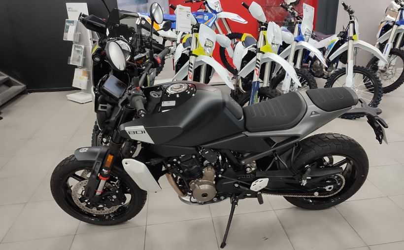 HUSQVARNA SVARTPILEN 801 3