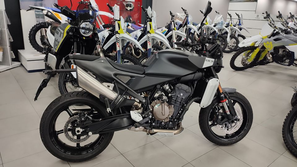 HUSQVARNA SVARTPILEN 801 9