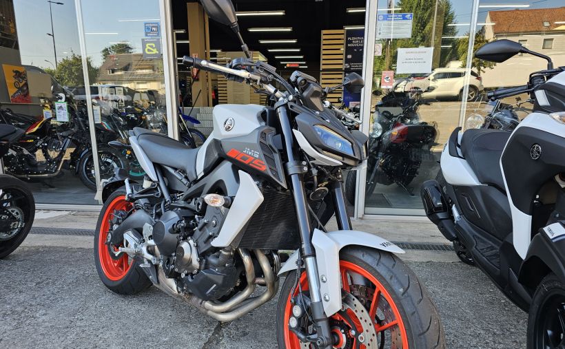 YAMAHA MT-09 1