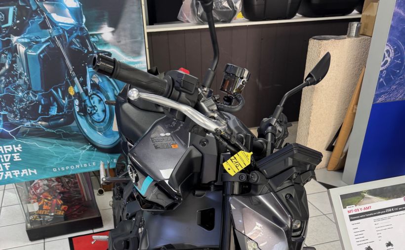 YAMAHA MT-09 Y-AMT 1