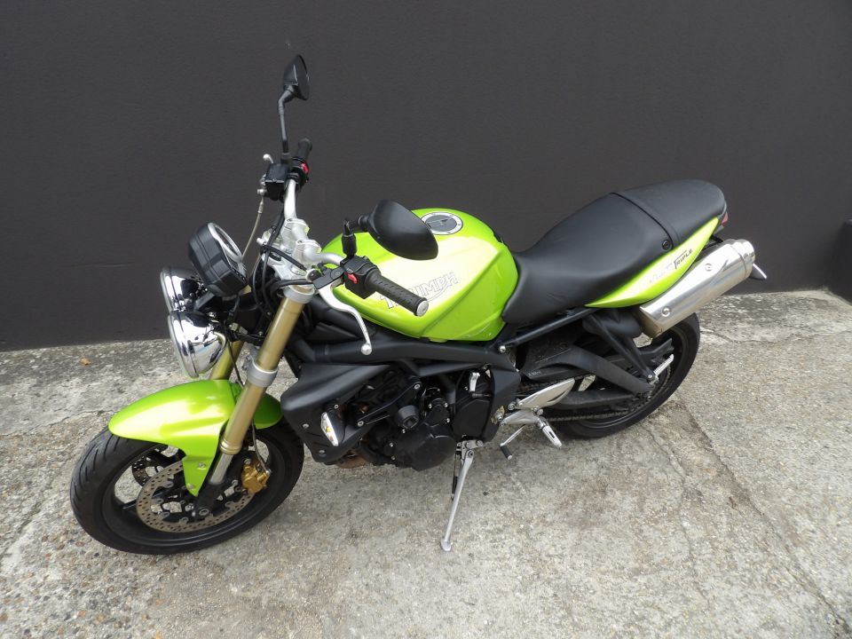 TRIUMPH STREET TRIPLE 675 4