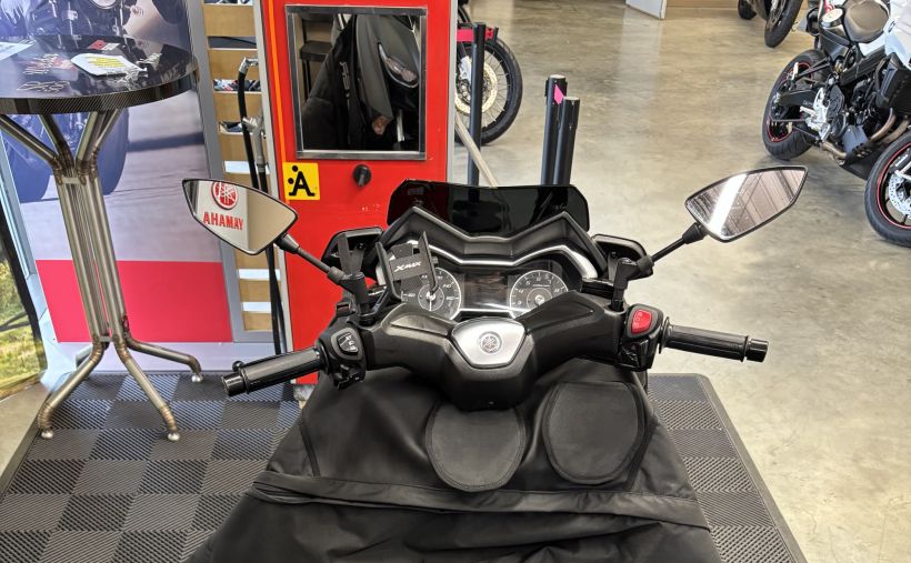 YAMAHA XMAX 300 Tech Max 4