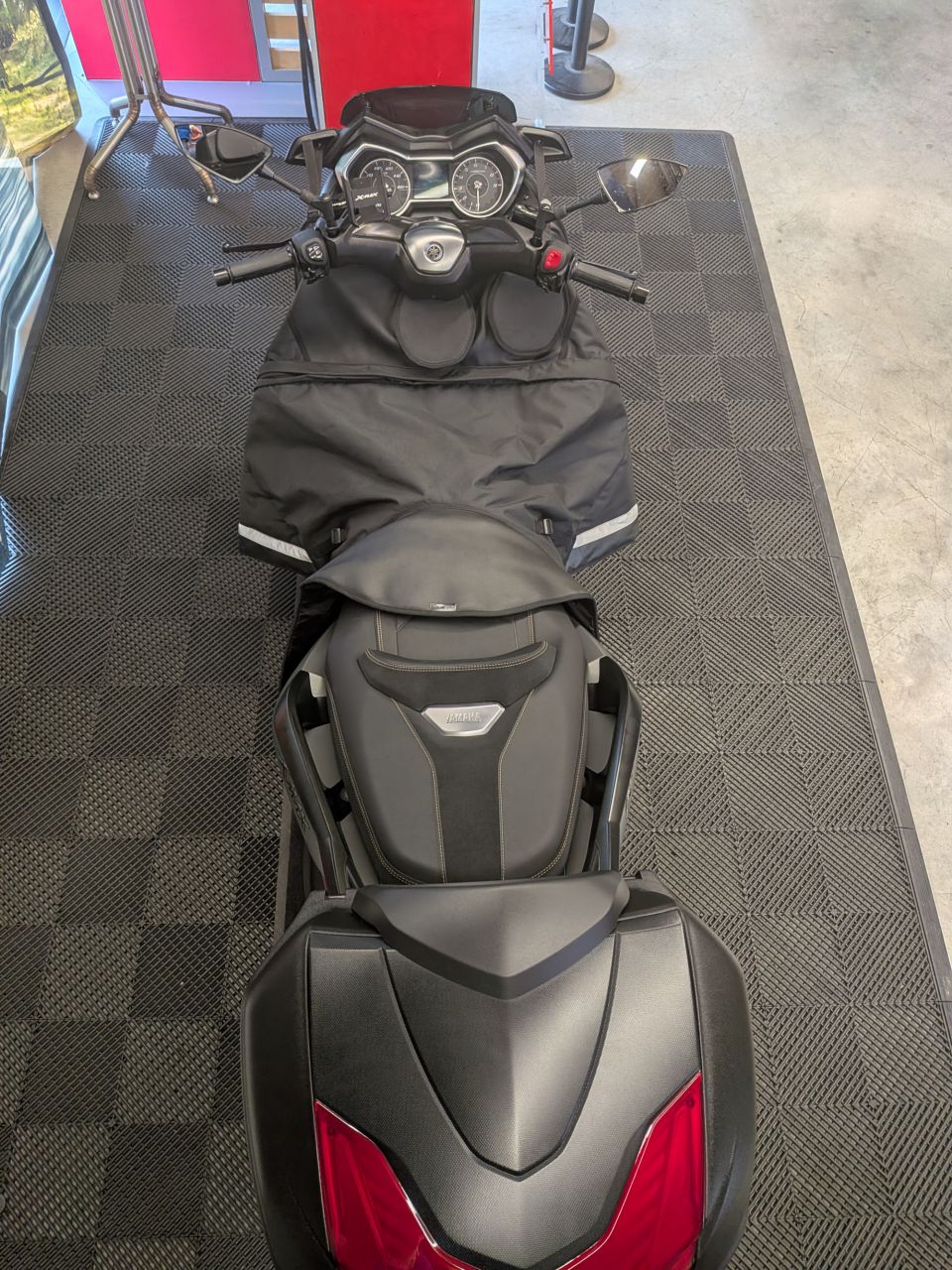 YAMAHA XMAX 300 Tech Max 4