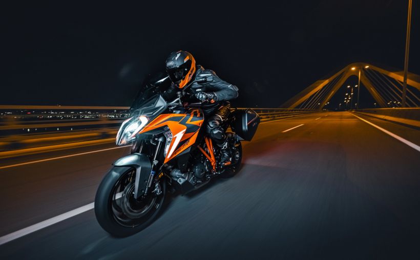 KTM 1290 SUPER DUKE GT 4