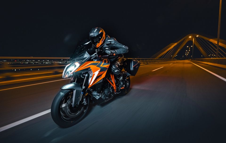 KTM 1290 SUPER DUKE GT 16