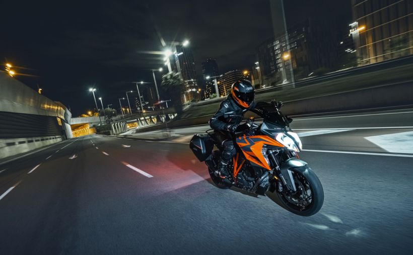 KTM 1290 SUPER DUKE GT 6
