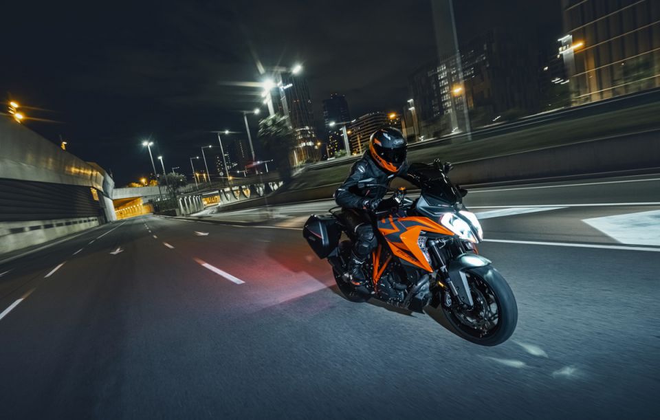 KTM 1290 SUPER DUKE GT 24
