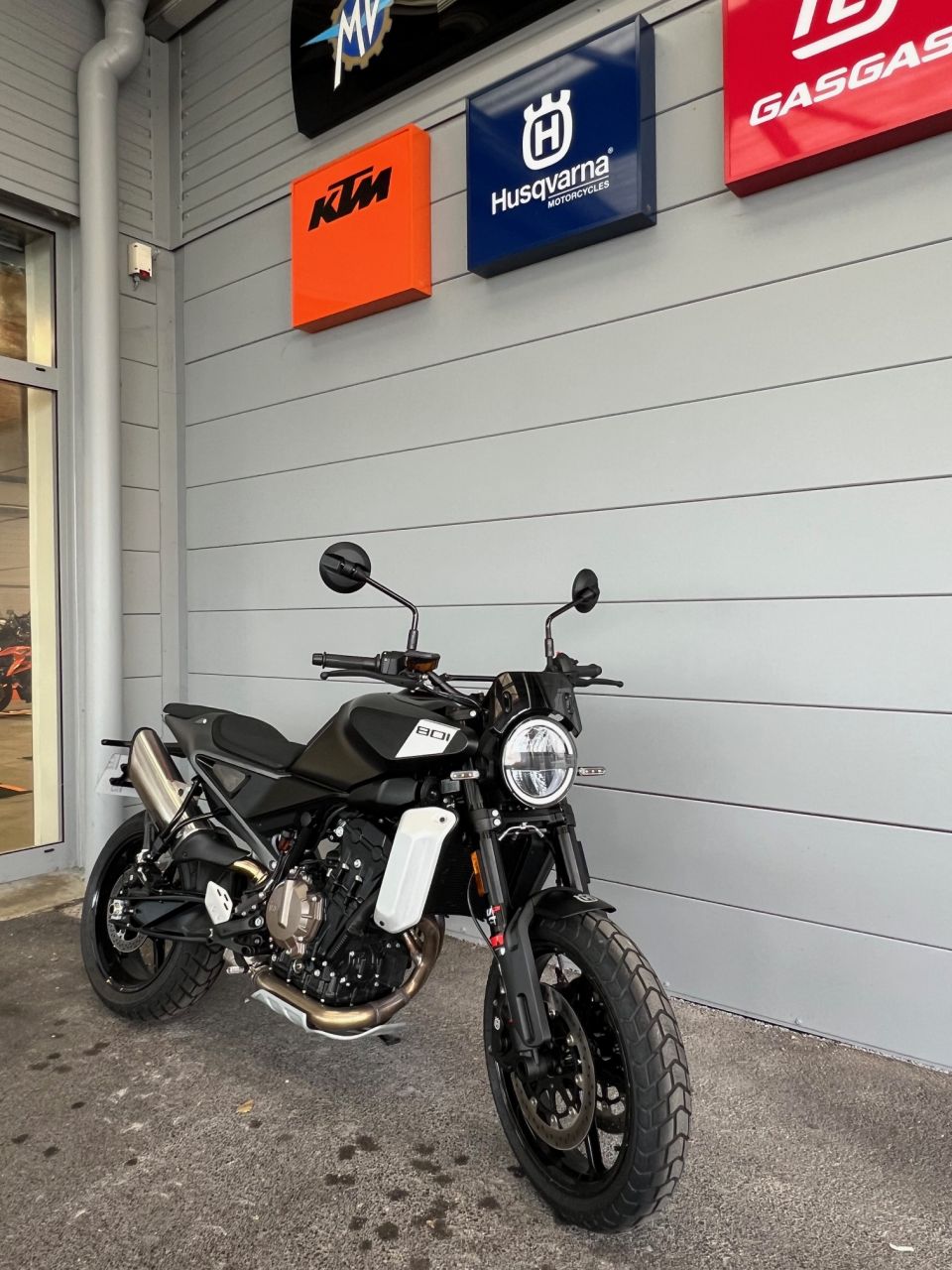 HUSQVARNA SVARTPILEN 801 6