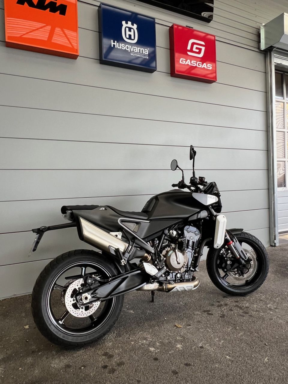 HUSQVARNA SVARTPILEN 801 12