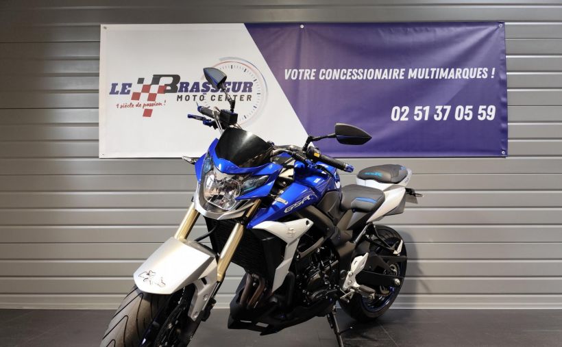 SUZUKI GSR 750 2