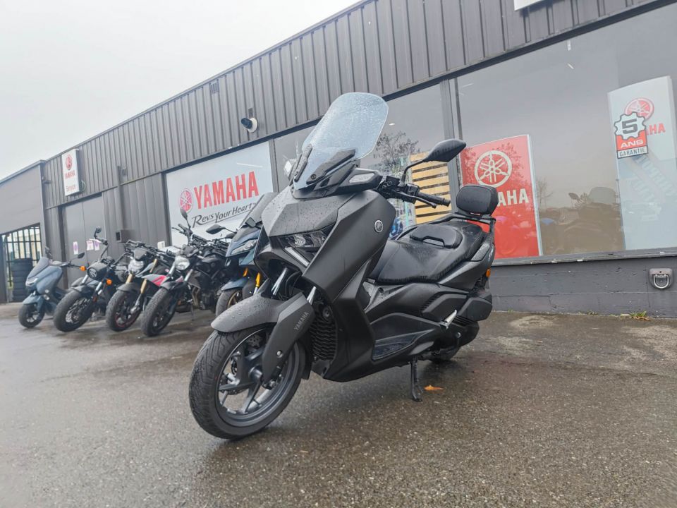 YAMAHA XMAX 300 2