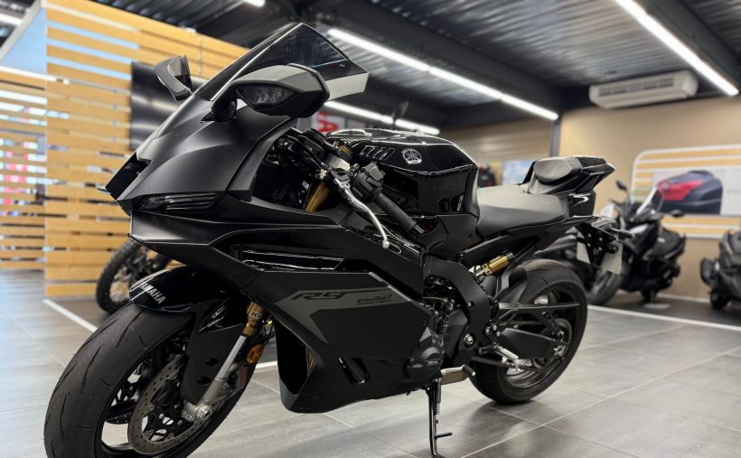 YAMAHA R9 8