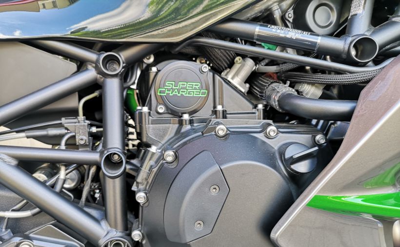 KAWASAKI Ninja H2 SX SE 16