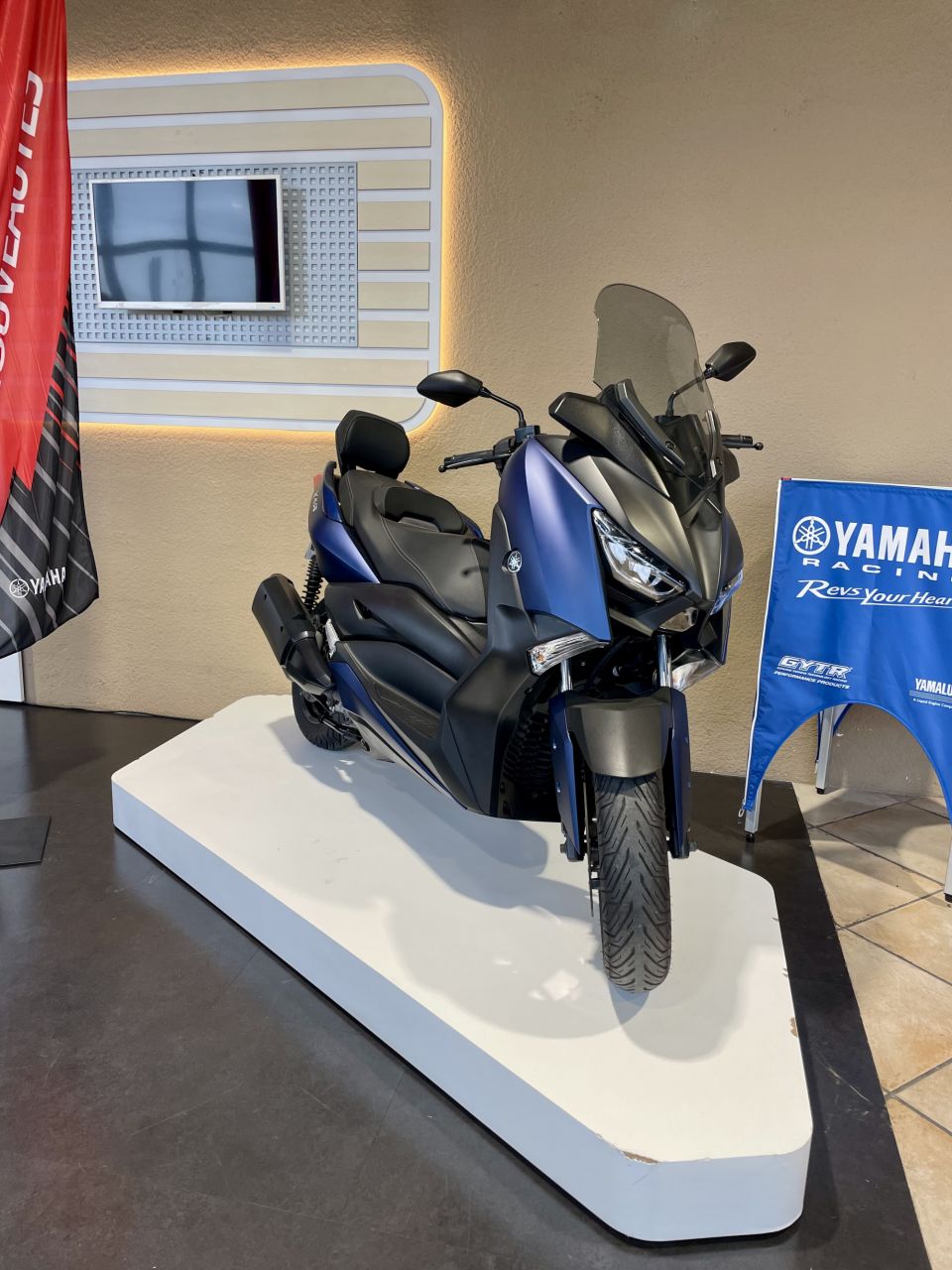 YAMAHA XMAX 300 0