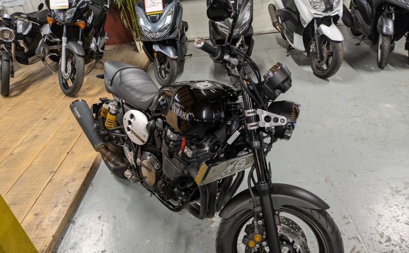 YAMAHA XJR 1300 RACER 30