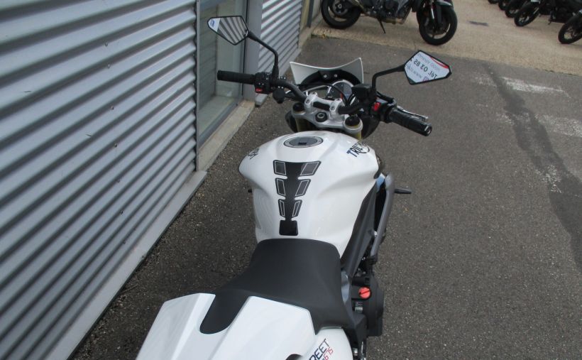 TRIUMPH STREET TRIPLE 675 2