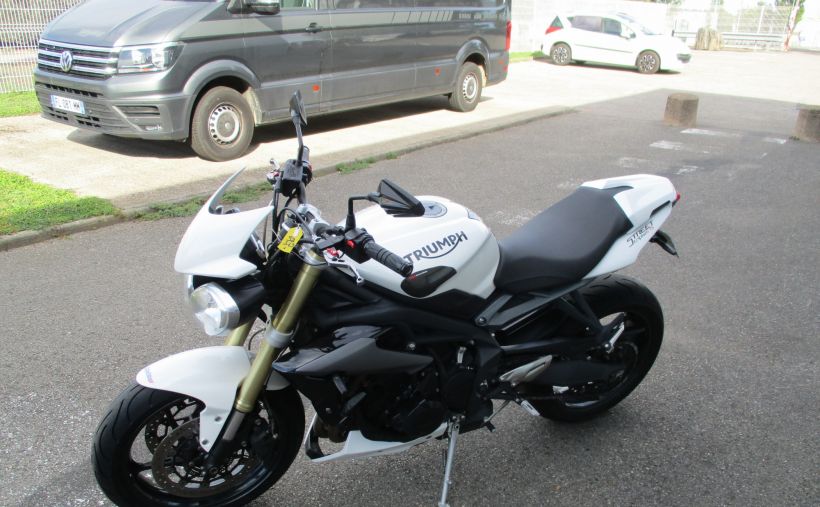 TRIUMPH STREET TRIPLE 675 3