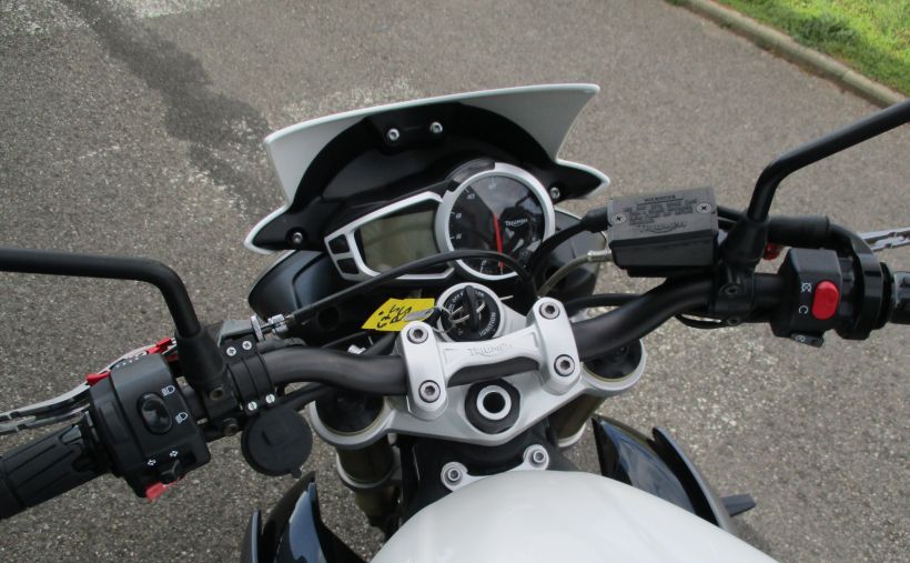 TRIUMPH STREET TRIPLE 675 4