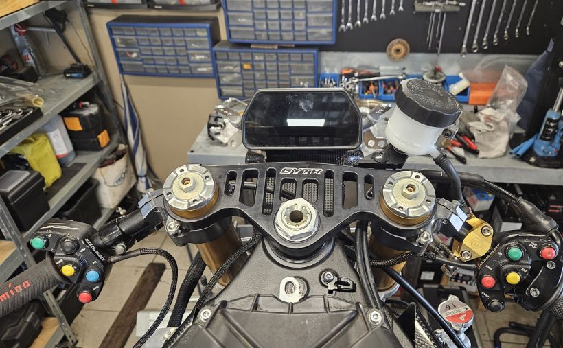 YAMAHA YZF 1000 R1 3