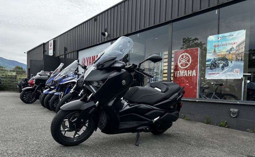 YAMAHA XMAX 300 Tech Max 1