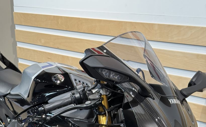 YAMAHA YZF 1000 R1 4