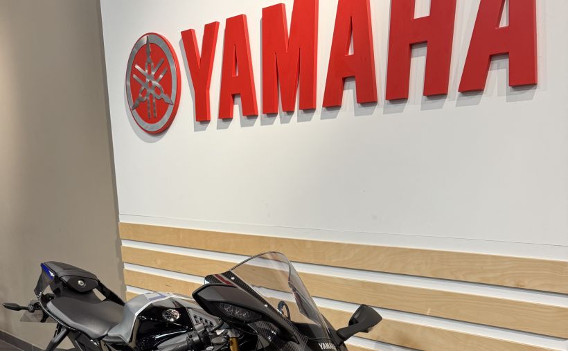 YAMAHA YZF 1000 R1 2
