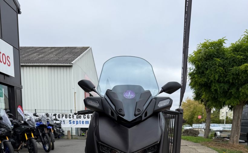 YAMAHA XMAX 300 Tech Max 8