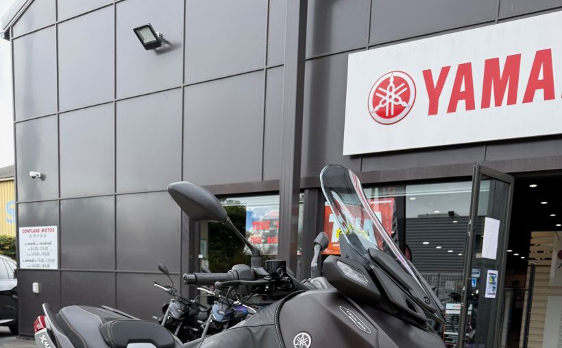 YAMAHA XMAX 300 Tech Max 4