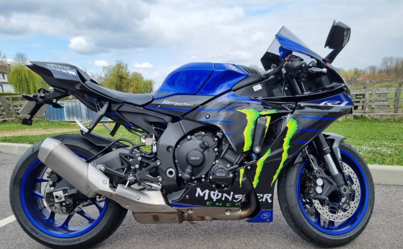 YAMAHA YZF 1000 R1 3