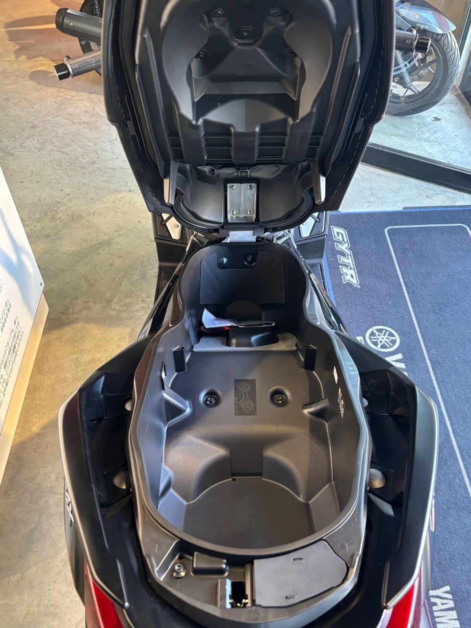 YAMAHA XMAX 300 Tech Max 6