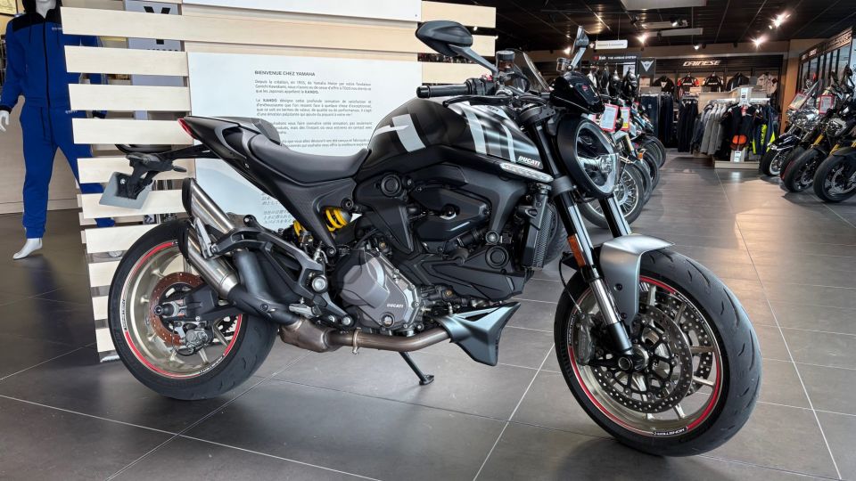 DUCATI MONSTER 900 1