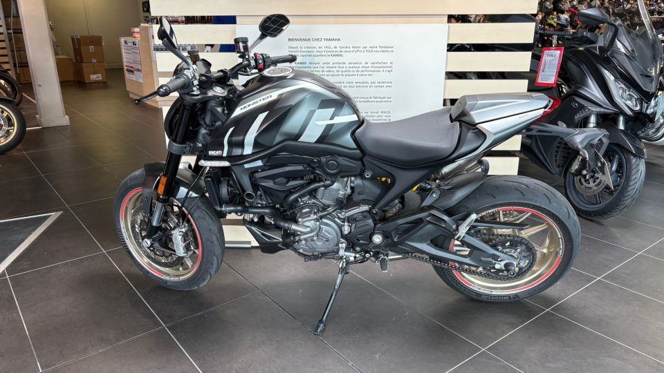 DUCATI MONSTER 900 3