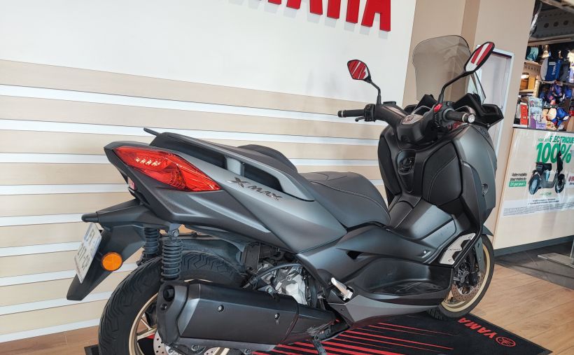 YAMAHA XMAX 300 Tech Max 1